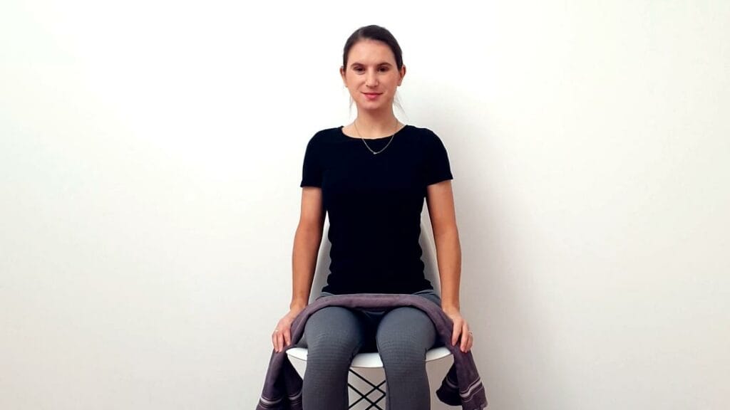 Raztegovanje vratu z brisačo korak 1