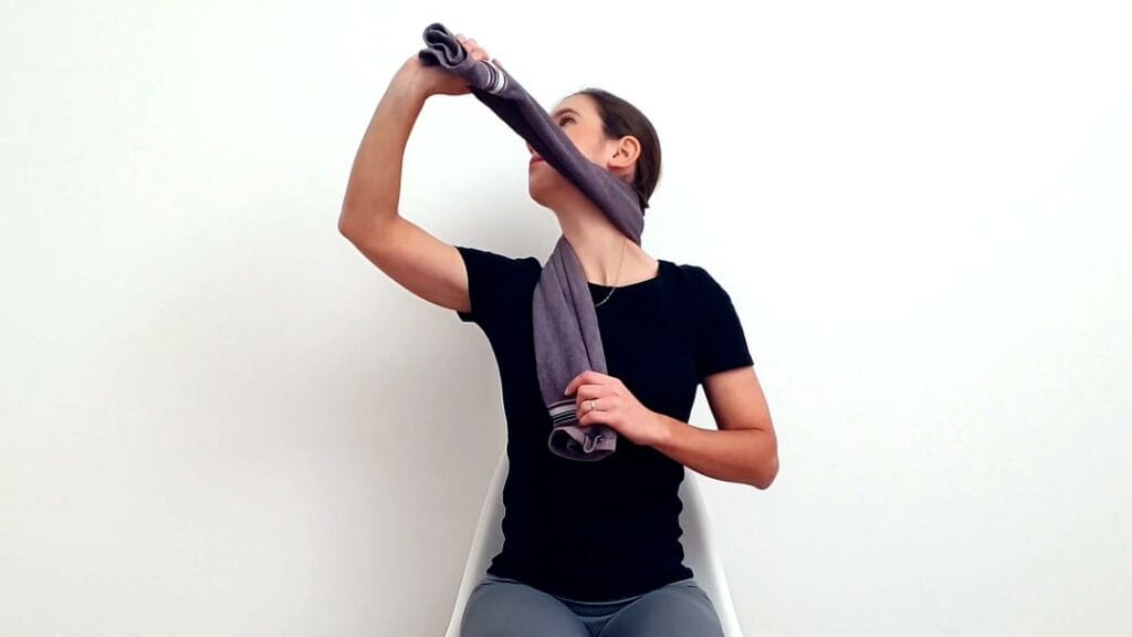 Raztegovanje vratu z brisačo korak 4