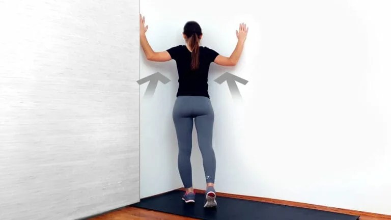 Uvoľňujúci Hrudný strečing v rohu pre lepšie držanie tela