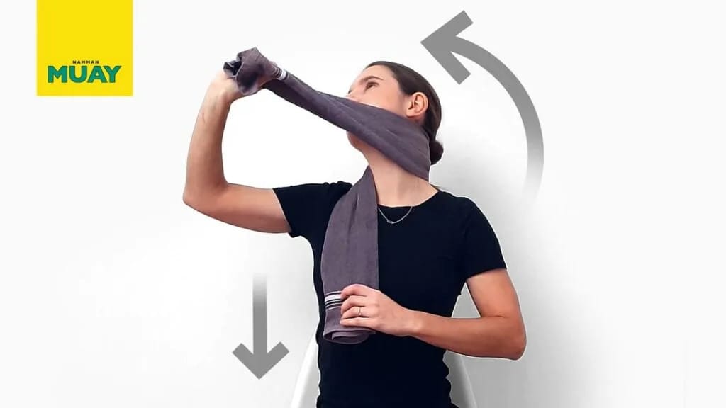 Rotácia krku s uterákom – jednoduchý strečing pre zdravý krk